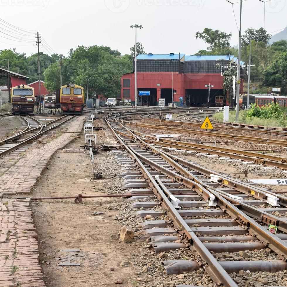 Visualizza di giocattolo treno ferrovia brani a partire dal il mezzo durante giorno vicino calca ferrovia stazione nel India, giocattolo treno traccia Visualizza, indiano ferrovia giunzione, pesante industria foto