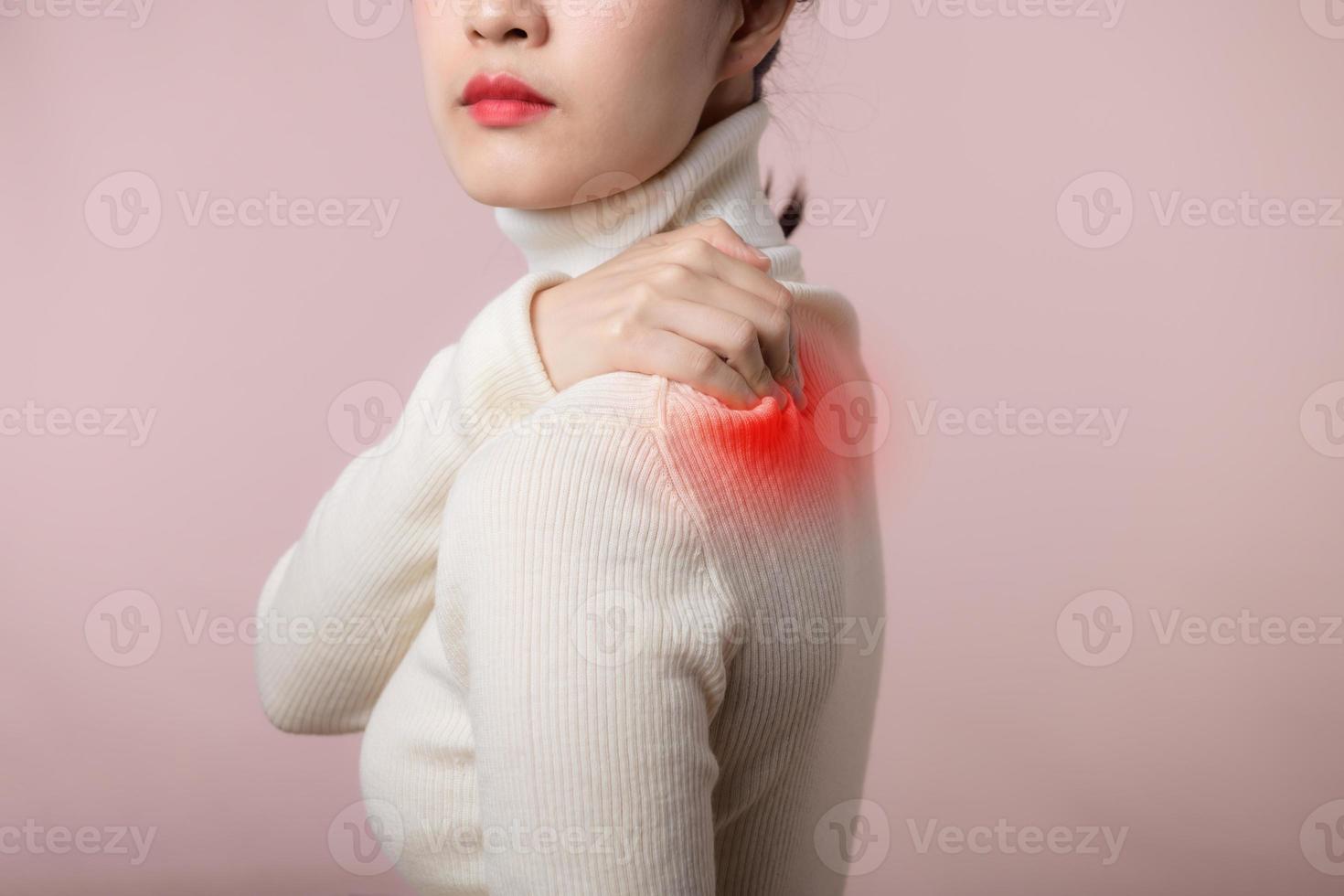 asiatico giovane donna hold sua mano su dolore collo e infortunio dolore spalla fatica problema muscolo. ufficio sindrome patologia, assistenza sanitaria concetto foto