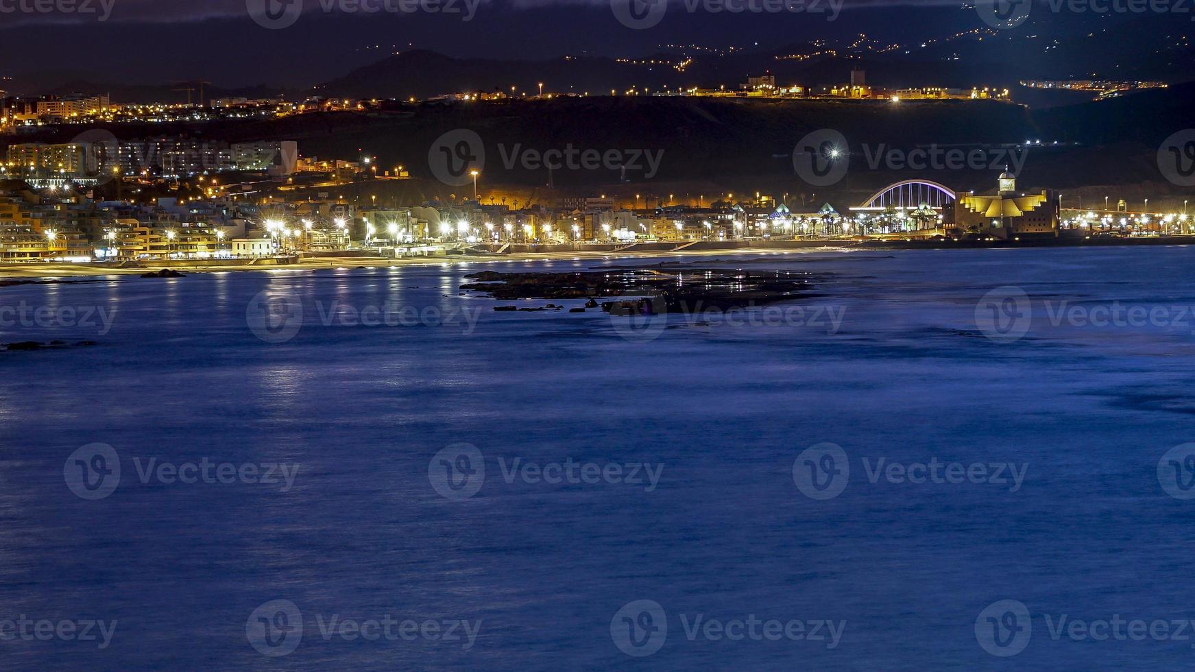 vista notturna della città di las palmas foto