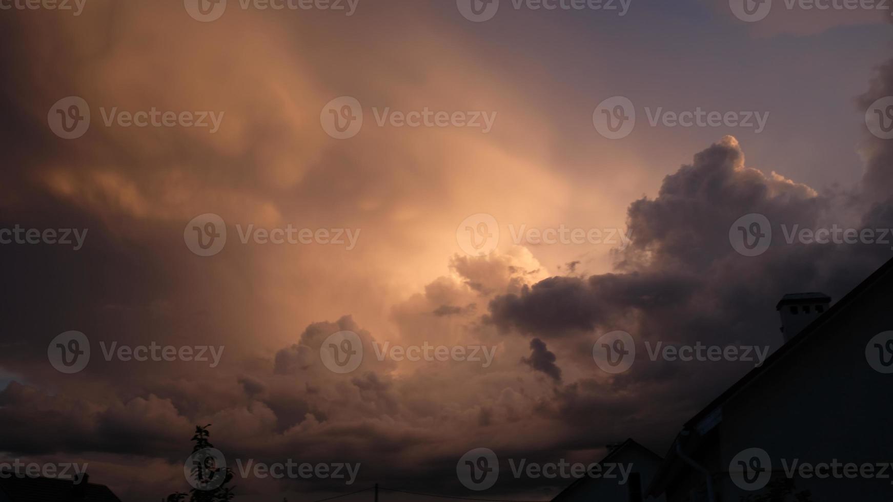 frammento di un' Casa contro il fondale di un' tramonto o Alba, un' viola cielo con nuvole. crepuscolo colorato cieli. aria e soffice nuvole come un' concetto di speranza. drammatico cielo. foto