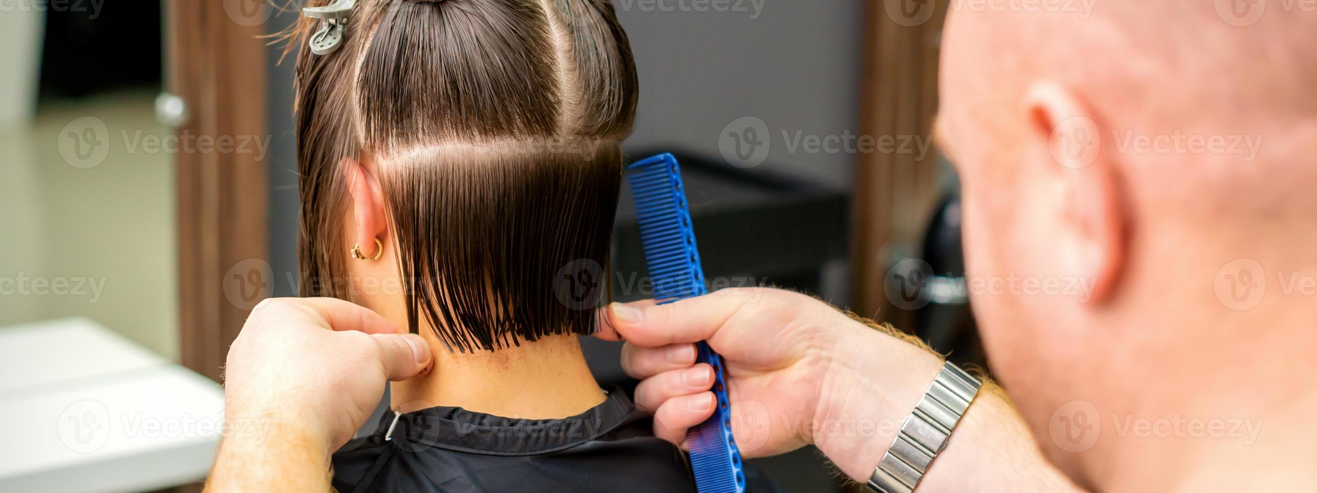 maschio parrucchiere taglio capelli di donna foto