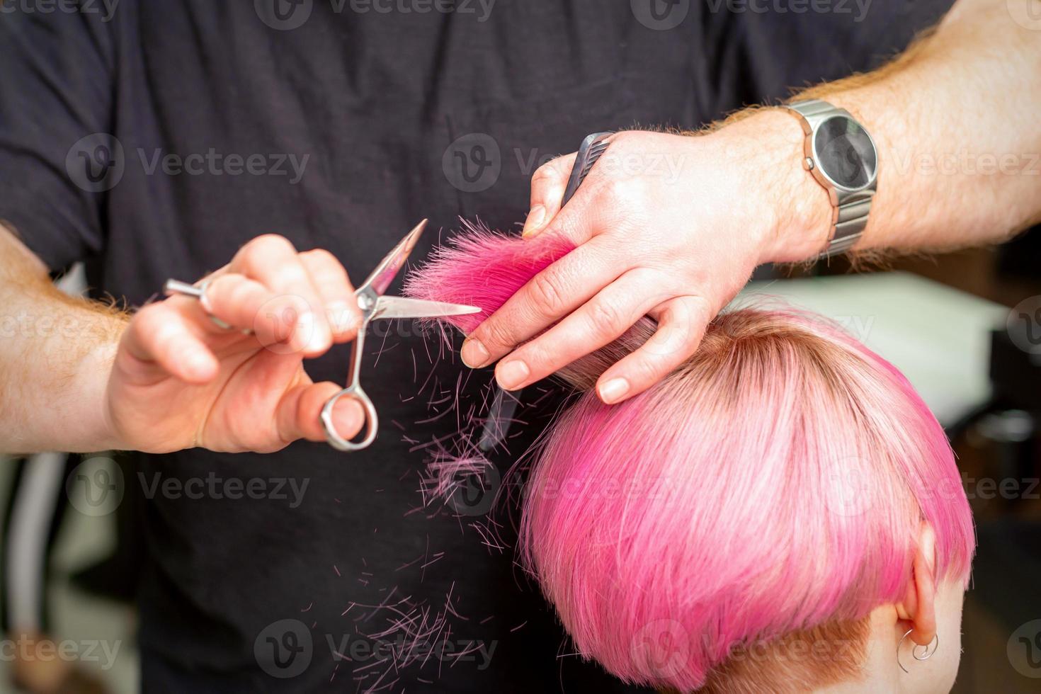 parrucchiere taglio corto rosa capelli foto