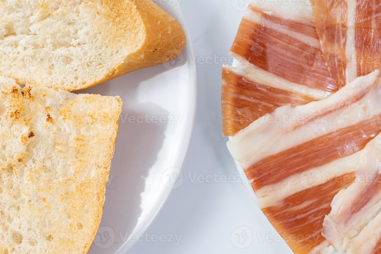 colazione andalusa su sfondo bianco foto