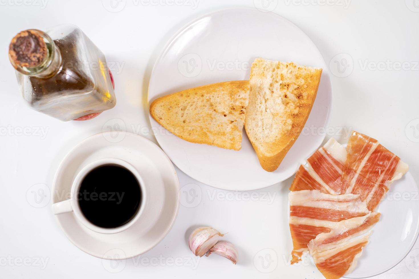 colazione andalusa su sfondo bianco foto