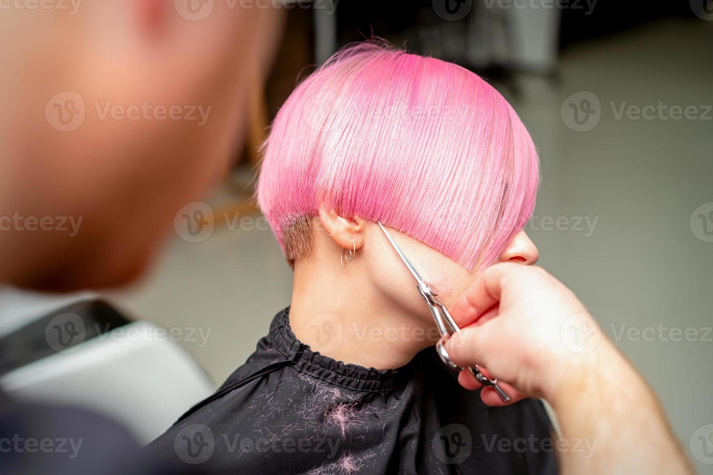 parrucchiere taglio corto rosa capelli foto