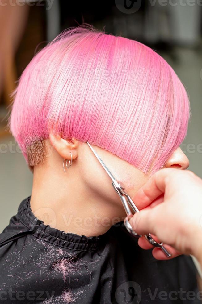 parrucchiere taglio corto rosa capelli foto