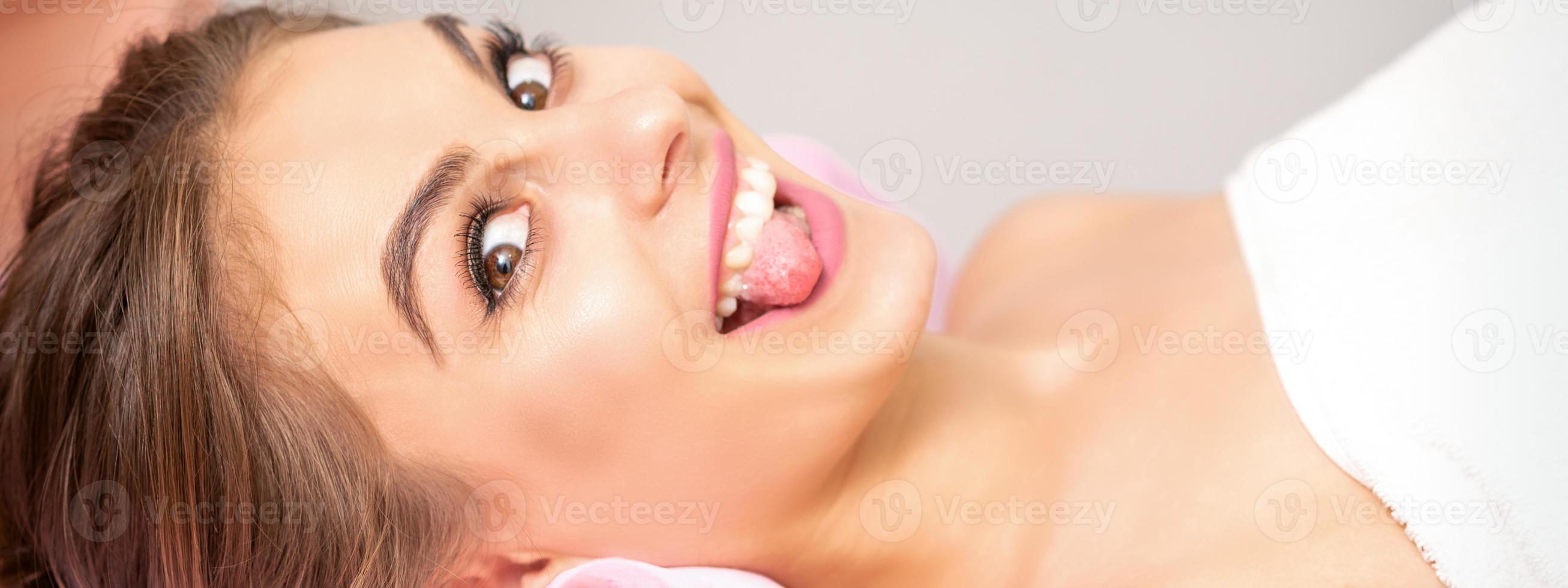 giovane donna attaccare su lingua foto