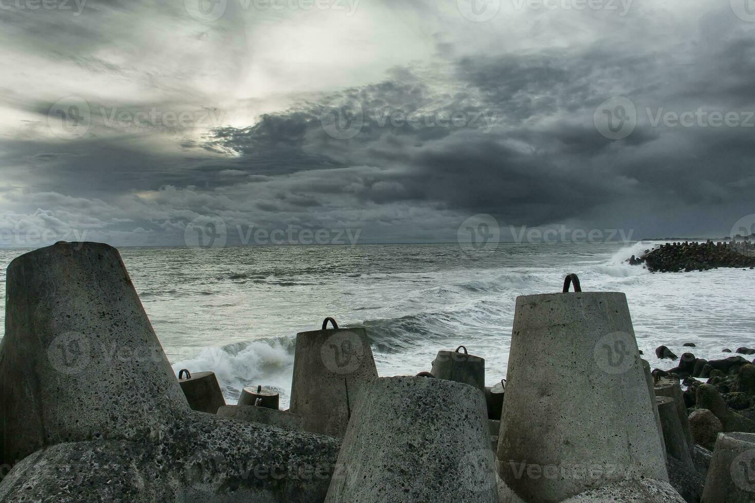 vista mare con enormi rocce e un'onda foto