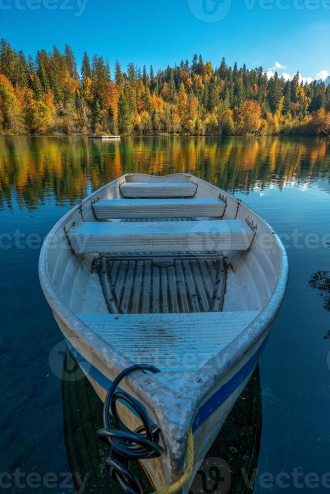 un' barca su un' lago nel autunno foto