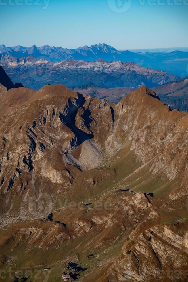 freddo bluastra montagna paesaggio nel nebbia a Alba foto