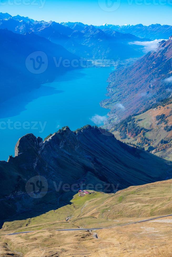 freddo bluastra montagna paesaggio nel nebbia a Alba foto