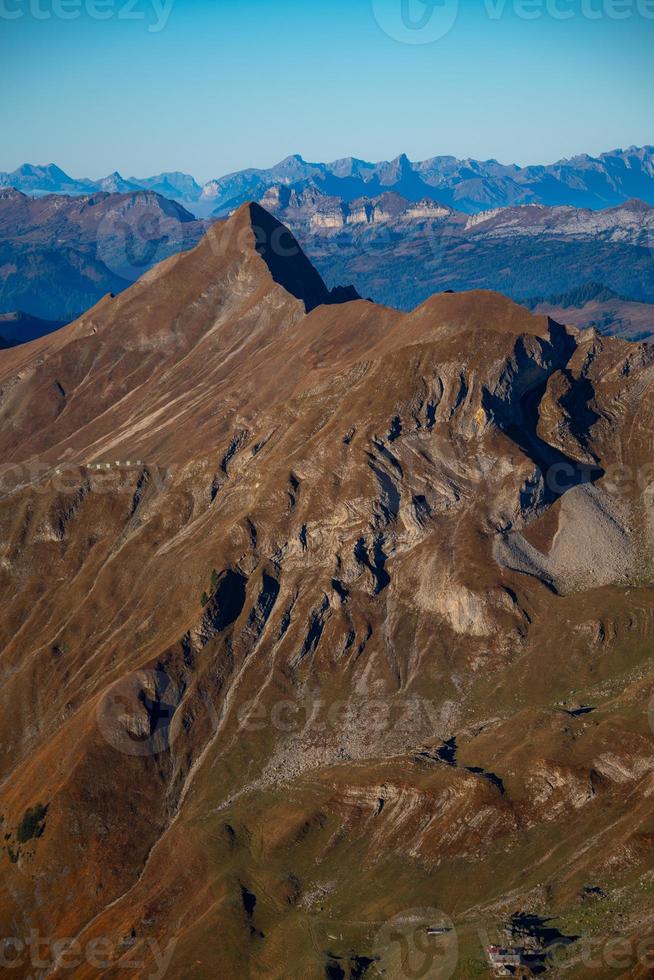 freddo bluastra montagna paesaggio nel nebbia a Alba foto