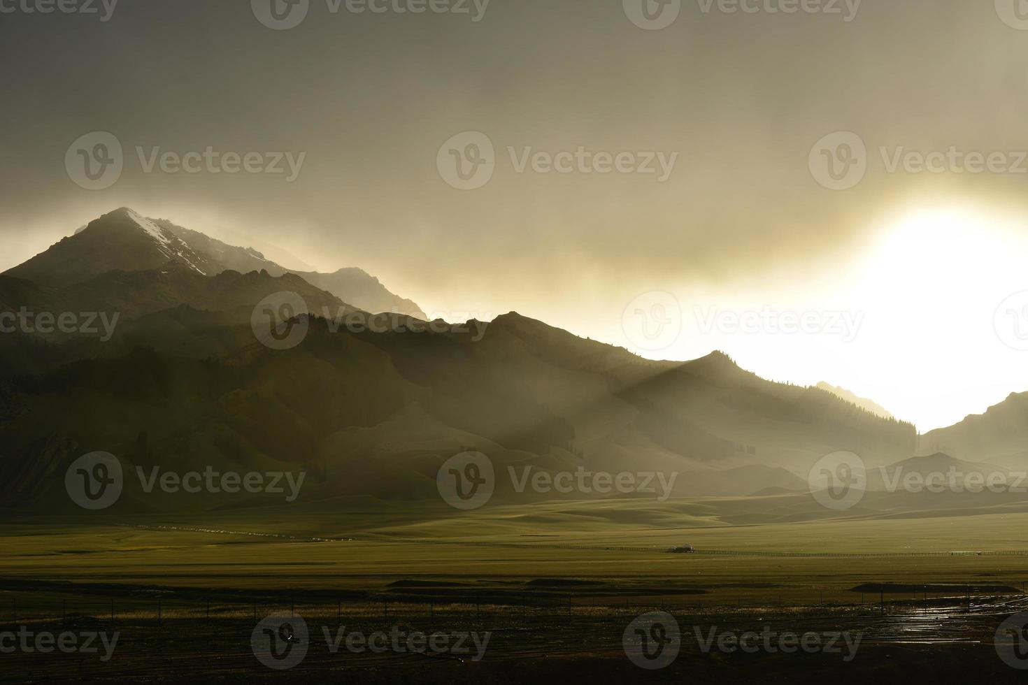 il montagne in giro sailim lago siamo brillante sotto il nuvole a tramonto foto