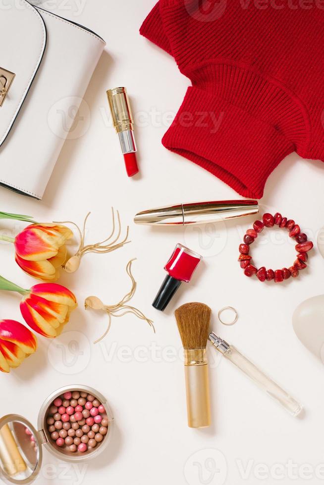 capi di abbigliamento e cosmetici blogger per San Valentino giorno e un' mazzo di tulipani. superiore Visualizza foto