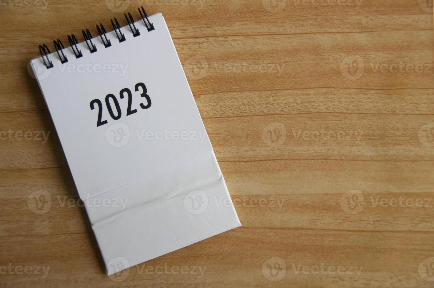 anno 2023 testo su bianca tavolo calendario con personalizzabile spazio per testo o idee. copia spazio e calendario concetto. foto