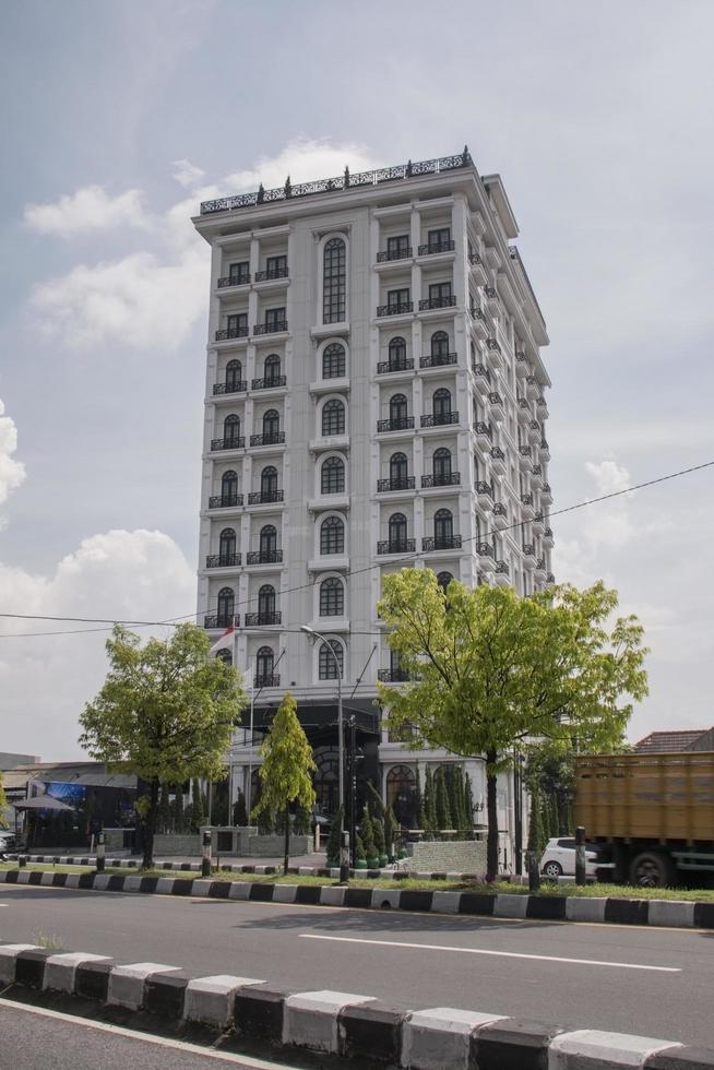 2019- un edificio di lusso a molti piani con due alberi foto