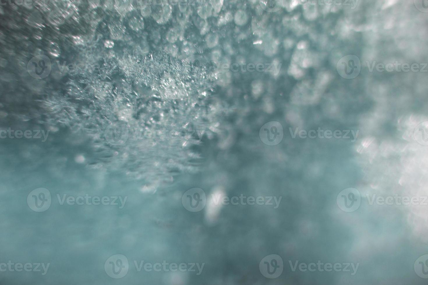 blu astratto sfondo. neve modello su il bicchiere a partire dal brina. polvere su il finestra foto