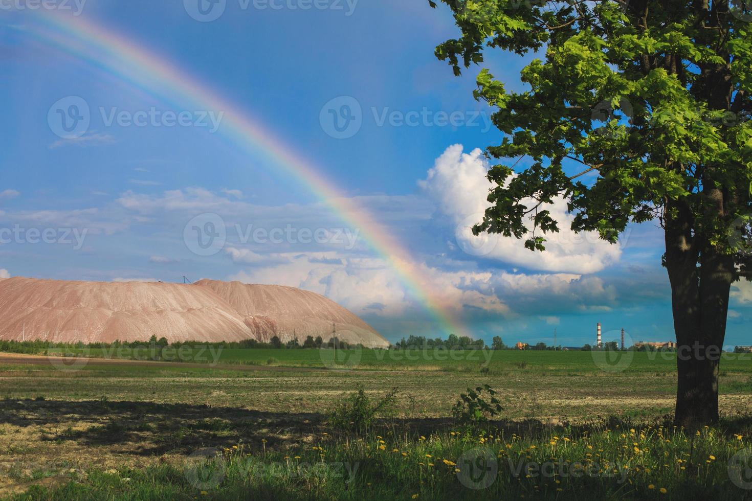 soligorsk montagne. potassa pianta. potassa montagne vicino soligorsk città. arcobaleno nel il cielo foto