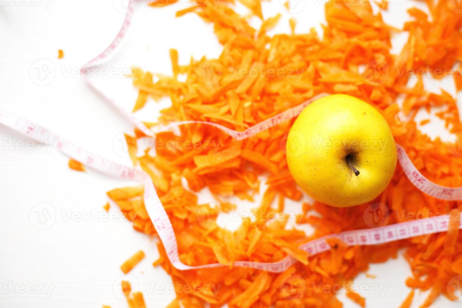 tritato carote e Mela su un' bianca sfondo. frutta e verdure salutare cibo per dieta foto