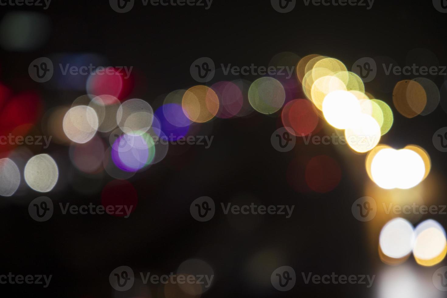 colorato defocus astratto bokeh leggero effetti su il notte nero sfondo struttura foto