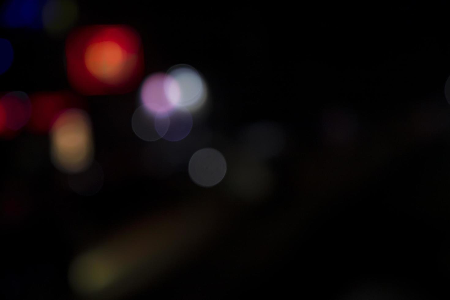 colorato defocus astratto bokeh leggero effetti su il notte nero sfondo struttura foto