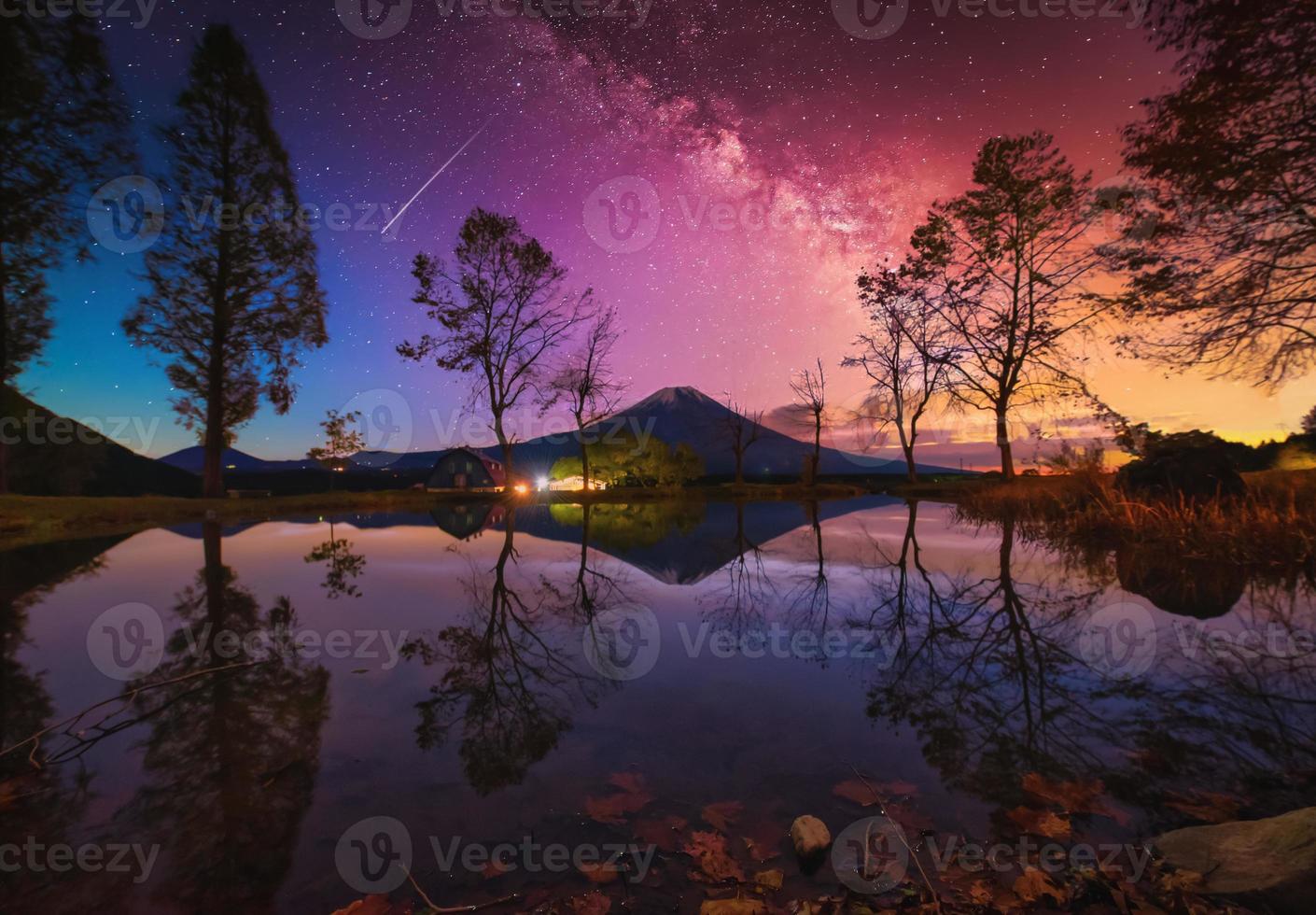 paesaggio con latteo modo galassia. mt. fuji al di sopra di lago con grande alberi e latteo modo a Alba nel Fujinomiya, Giappone. foto