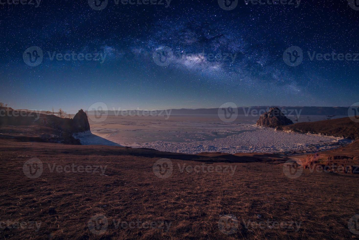 paesaggio di sciamanka roccia e latteo modo su cielo con naturale rottura ghiaccio nel congelato acqua su lago baikal, Siberia, Russia. foto