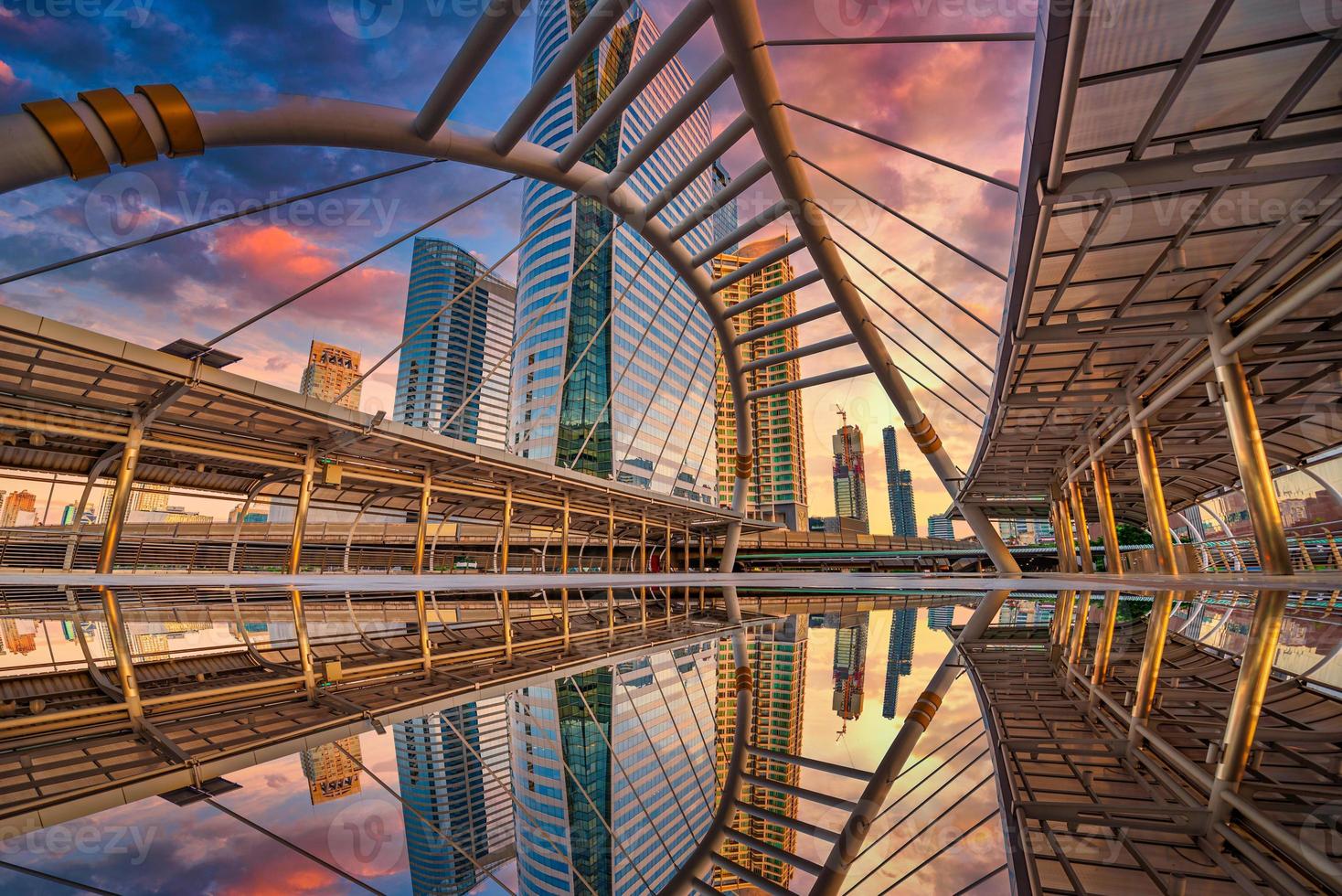 moderno struttura ponte forma e edificio a tramonto nel treno stazione, bangkok, Tailandia. foto