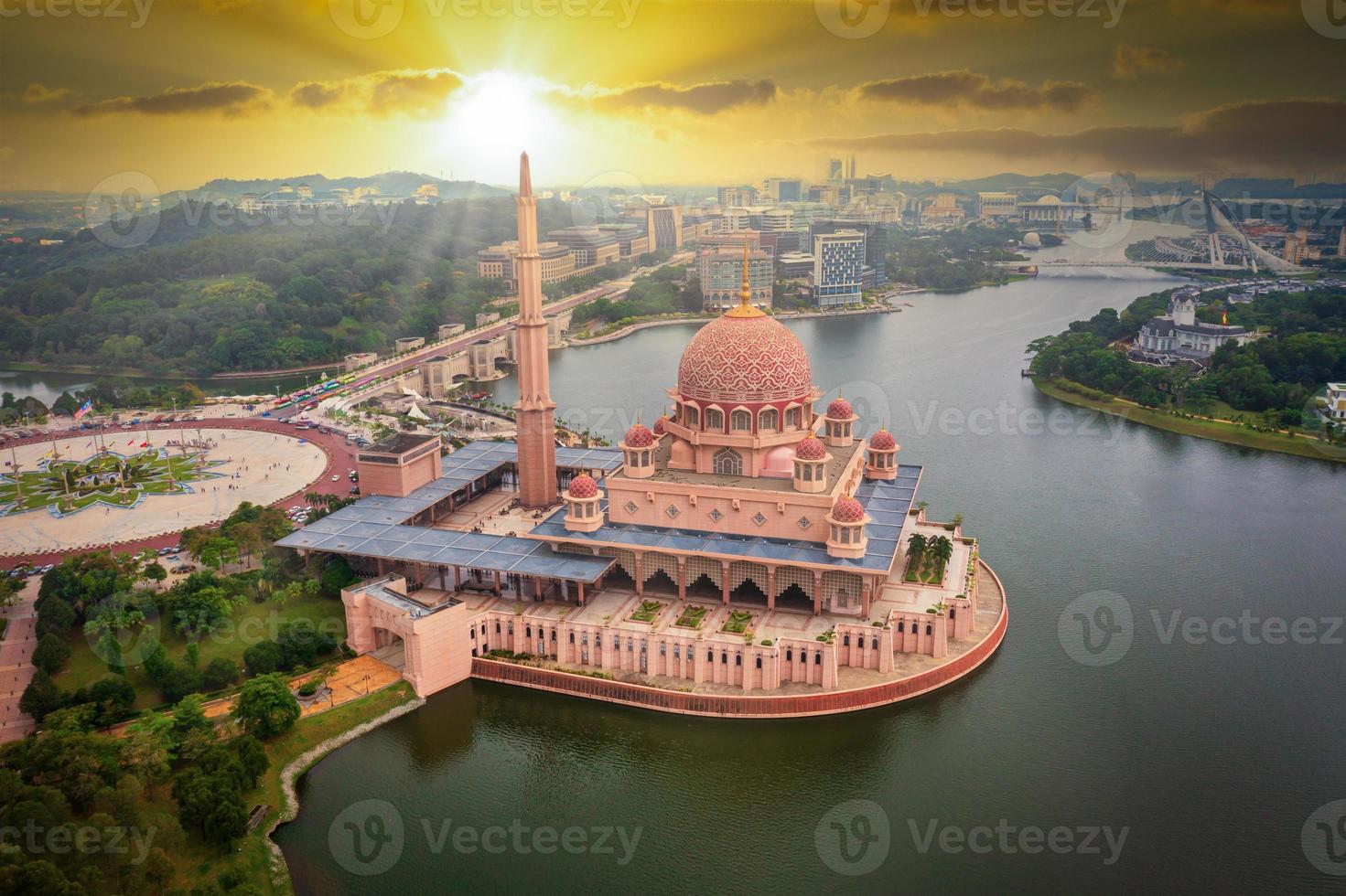 aereo Visualizza di putra moschea con putrajaya città centro con lago a tramonto nel putrajaya, Malaysia. foto