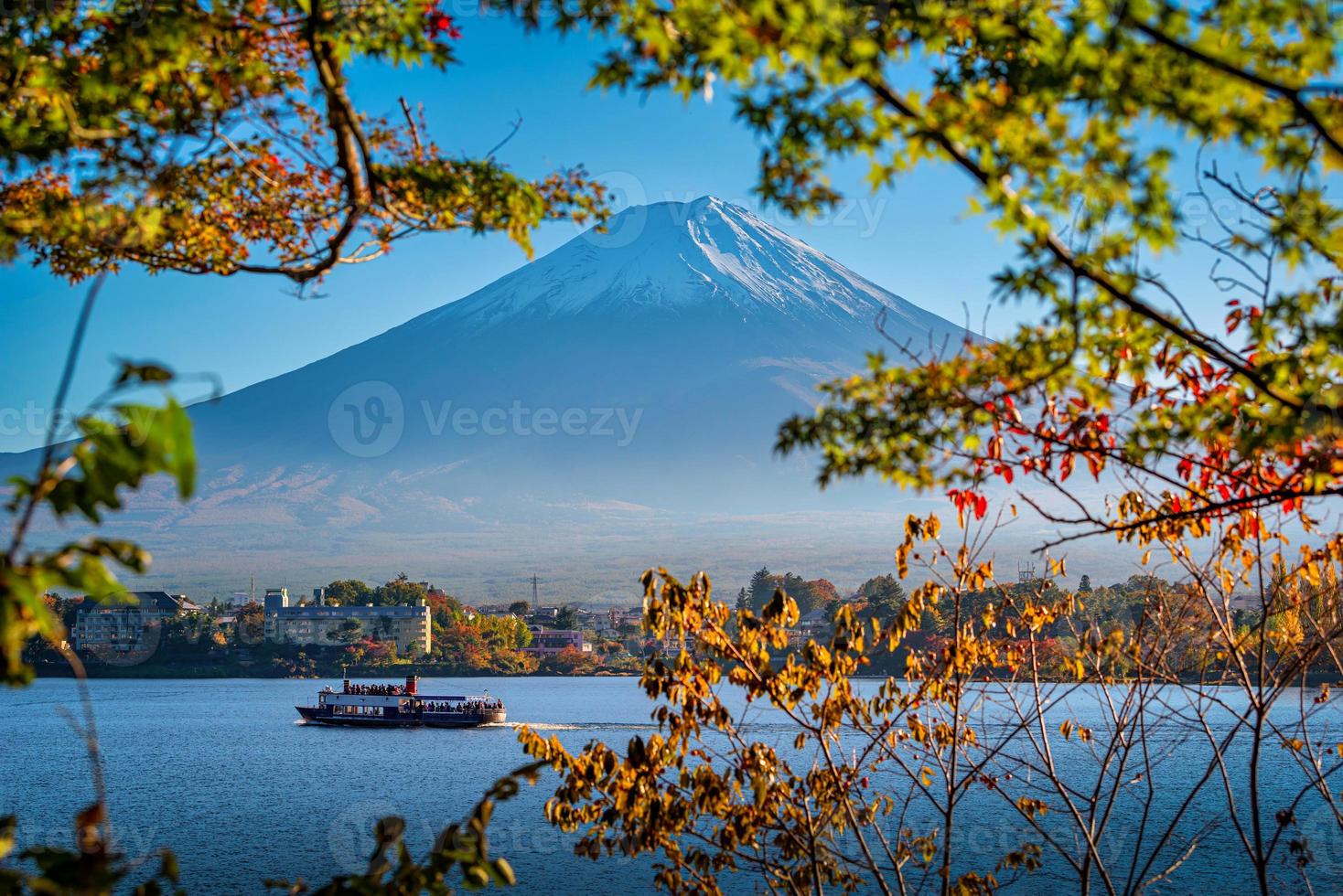 mt. fuji su blu cielo sfondo con autunno fogliame a giorno nel Fujikawaguchiko, Giappone. foto