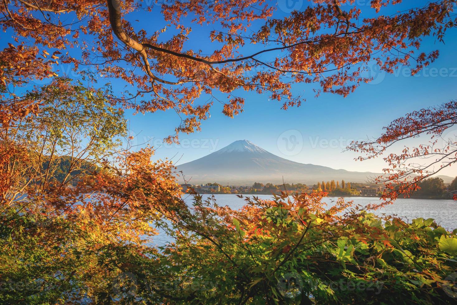 mt. fuji al di sopra di lago Kawaguchiko con autunno fogliame a tramonto nel Fujikawaguchiko, Giappone. foto