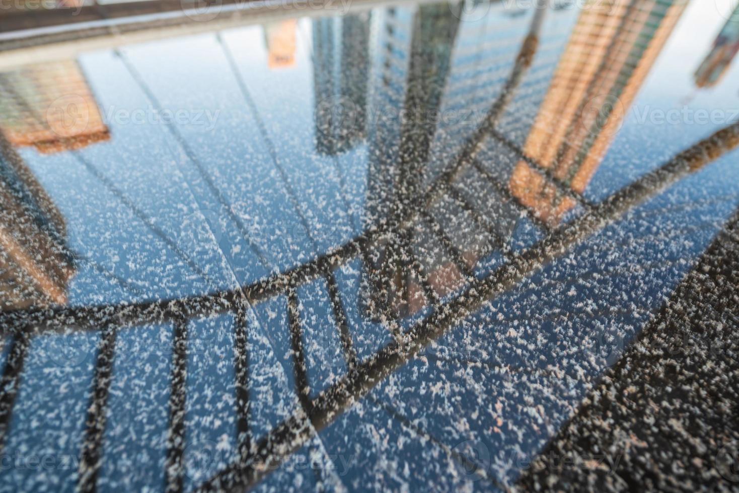 riflessione moderno struttura ponte forma e edificio su acqua nel treno stazione, bangkok, Tailandia. foto