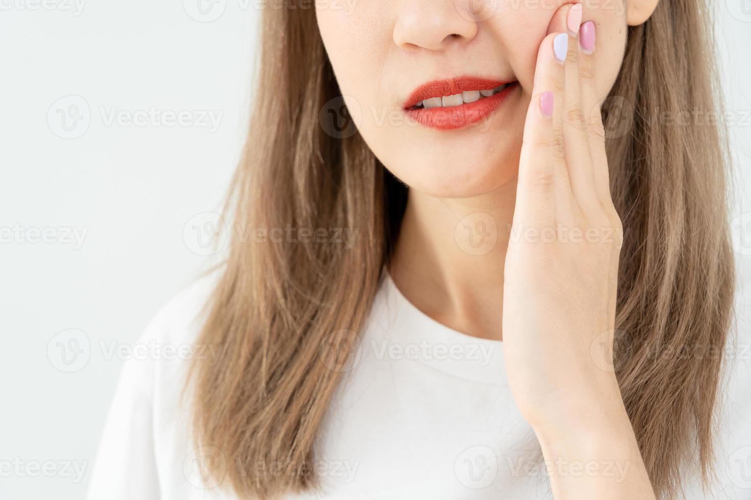 asiatico donna sentire mal di denti a partire dal gengivite, femmina soffrire dente, decadimento i problemi, dentale cura. sensibile dente, decadimento problema, cattivo respiro, gengivale recessione, orale igiene istruzione, dente estrazione foto