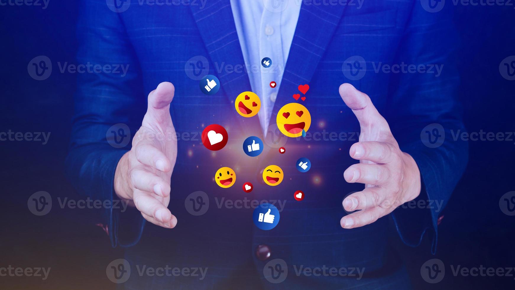 sociale media e in linea digitale concetto, uomo d'affari utilizzando invio emoji con sociale media. persone utilizzando e digitale in linea marketing concetti foto