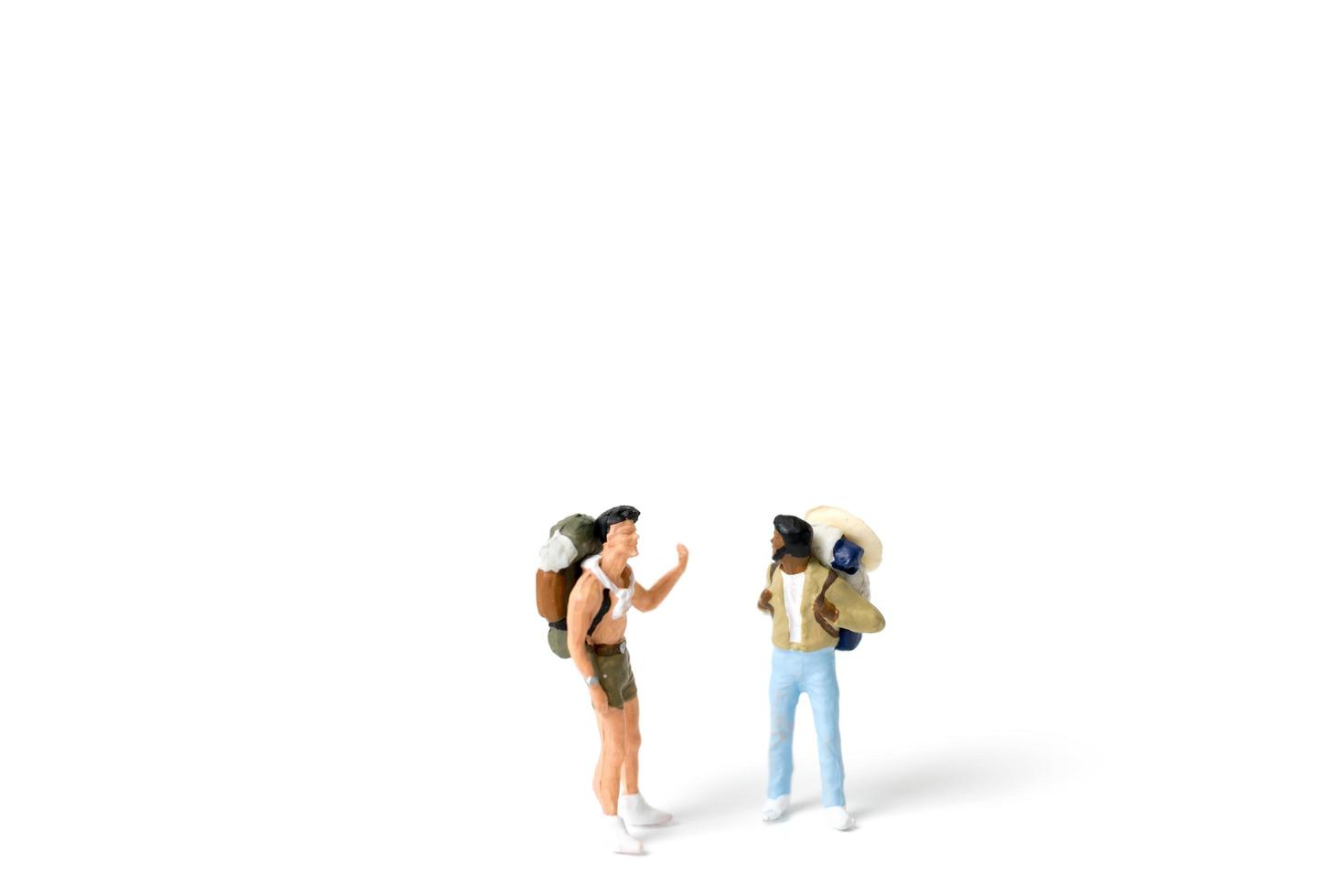turista zaino in spalla in miniatura isolato su uno sfondo bianco foto