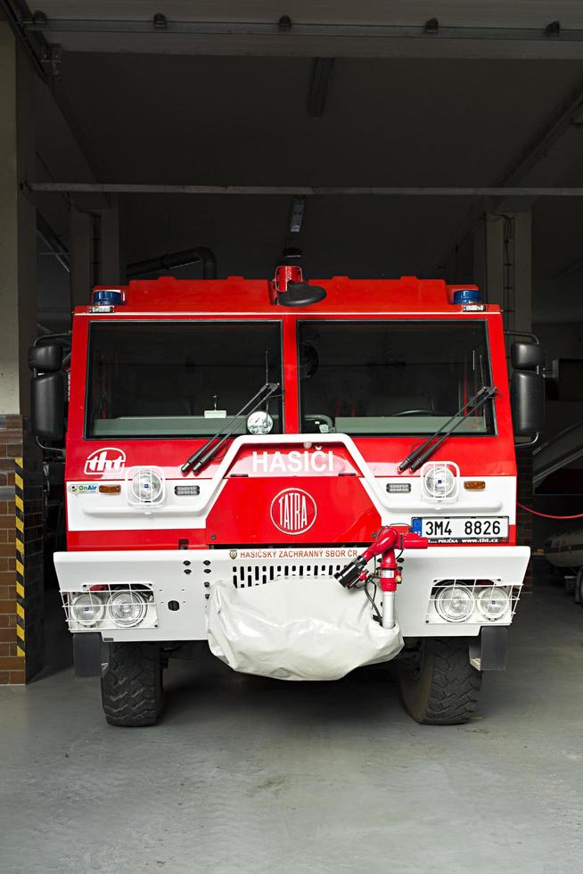 prostejov, repubblica ceca 2017- camion rosso dei vigili del fuoco parcheggiato nel garage aperto dei vigili del fuoco ceco foto