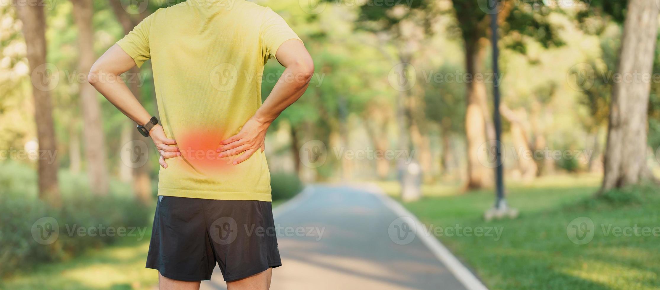 adulto maschio con sua muscolo dolore durante in esecuzione. corridore uomo avendo indietro e vita corpo dolore dovuto per piriforme sindrome, Basso indietro dolore e spinale compressione. gli sport lesioni e medico concetto foto