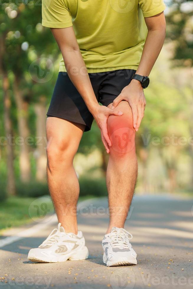 giovane adulto maschio con muscolo dolore durante in esecuzione. corridore avere ginocchio dolore dovuto per corridori ginocchio o femoro-rotuleo dolore sindrome, osteoartrite e rotuleo tendinite. gli sport lesioni e medico concetto foto