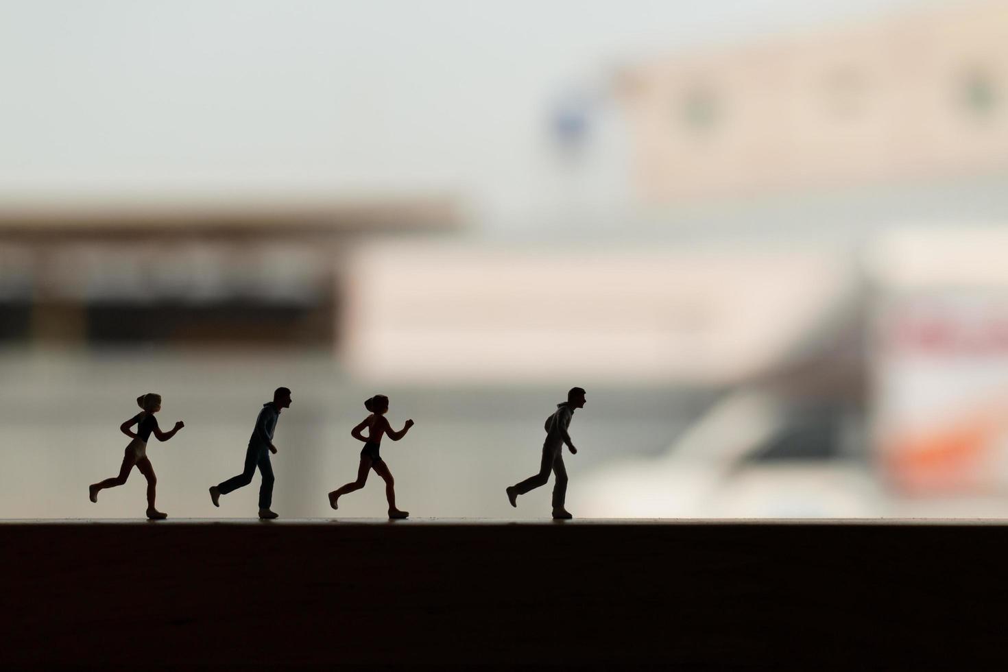 silhouette di persone in miniatura in esecuzione, salute e concetto di stile di vita foto