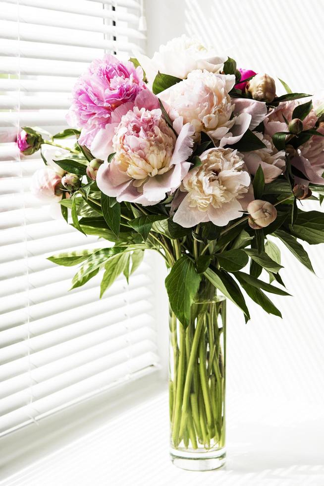 bellissimo bouquet di peonia rosa in un vaso foto