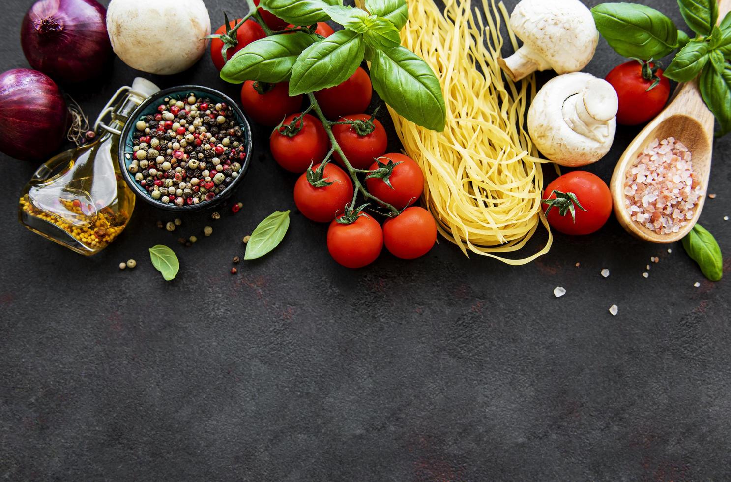 sana dieta mediterranea, ingredienti per il pasto italiano su sfondo nero foto
