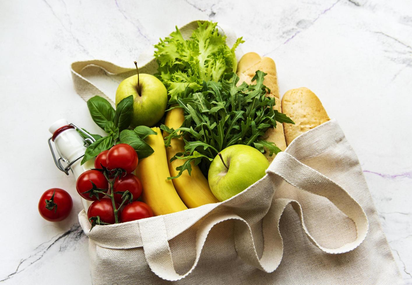 borsa eco naturale con frutta e verdura, eco friendly, flat lay foto