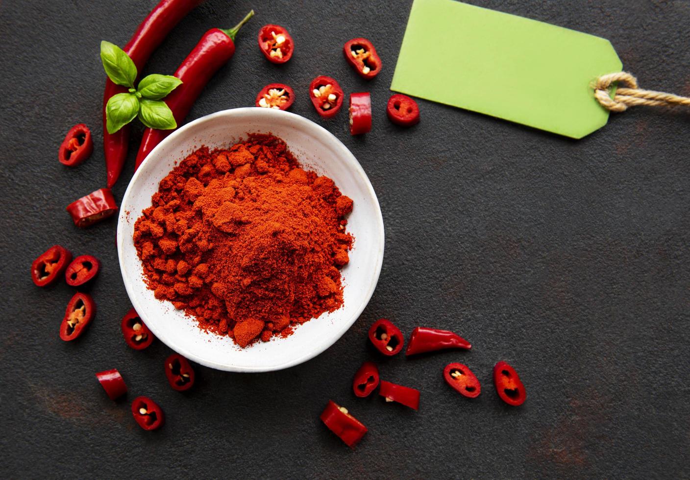 peperoncino rosso, peperoncini secchi su sfondo scuro foto