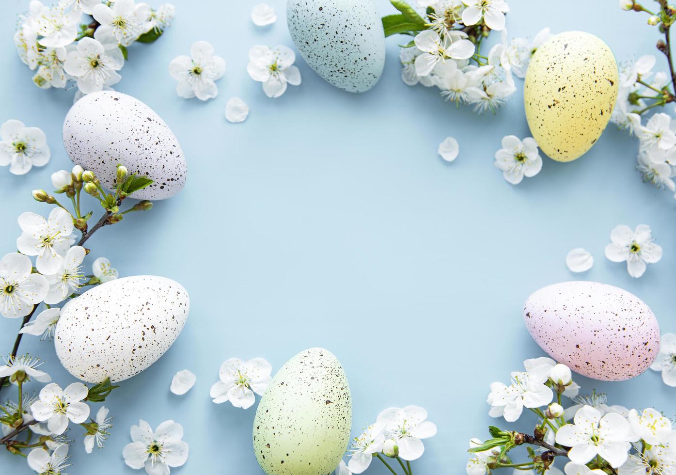 uova di Pasqua colorate con fiori di primavera sbocciano i fiori foto