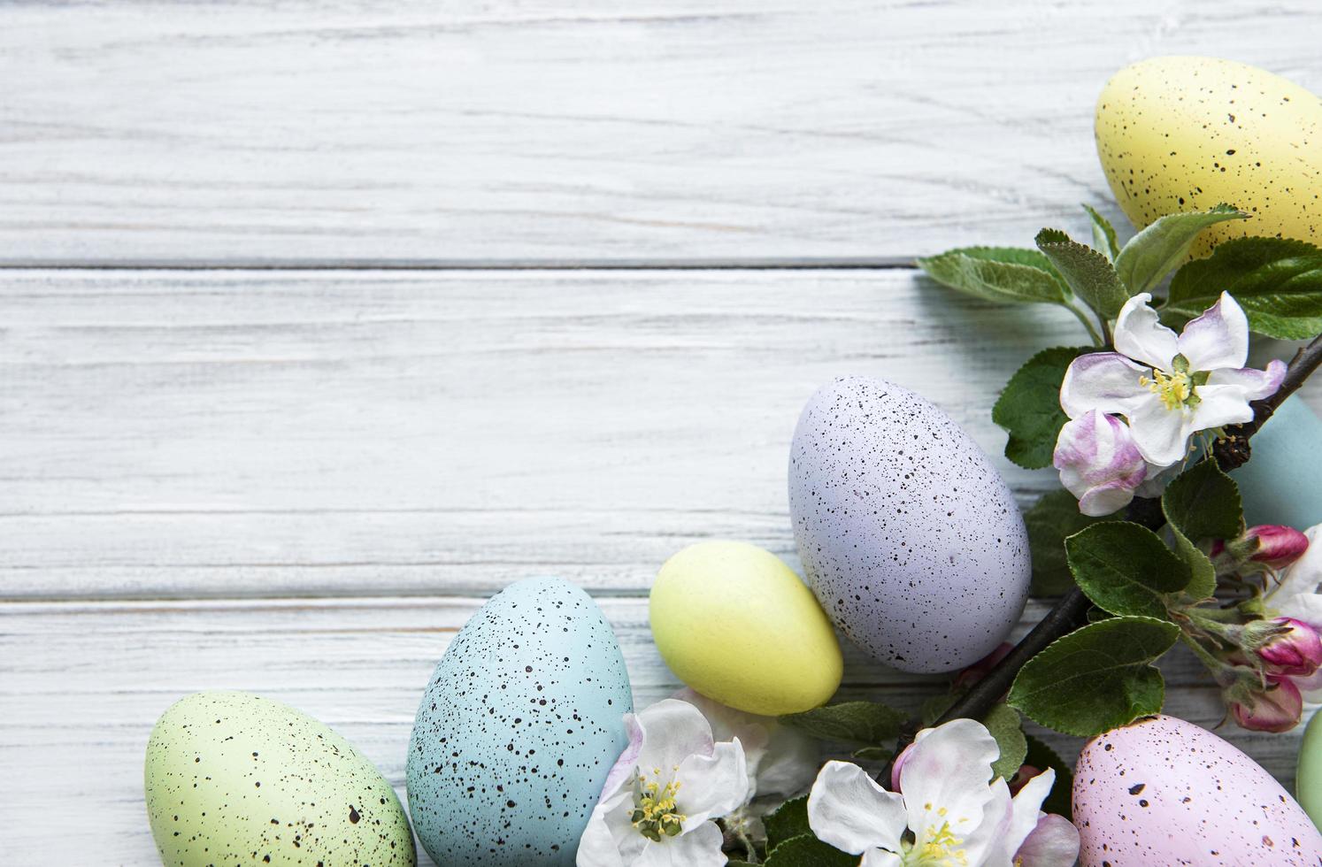 uova di Pasqua colorate con fiori di primavera sbocciano i fiori foto