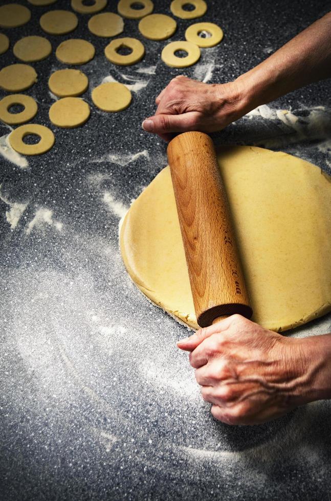 stendere la pasta per le ciambelle foto