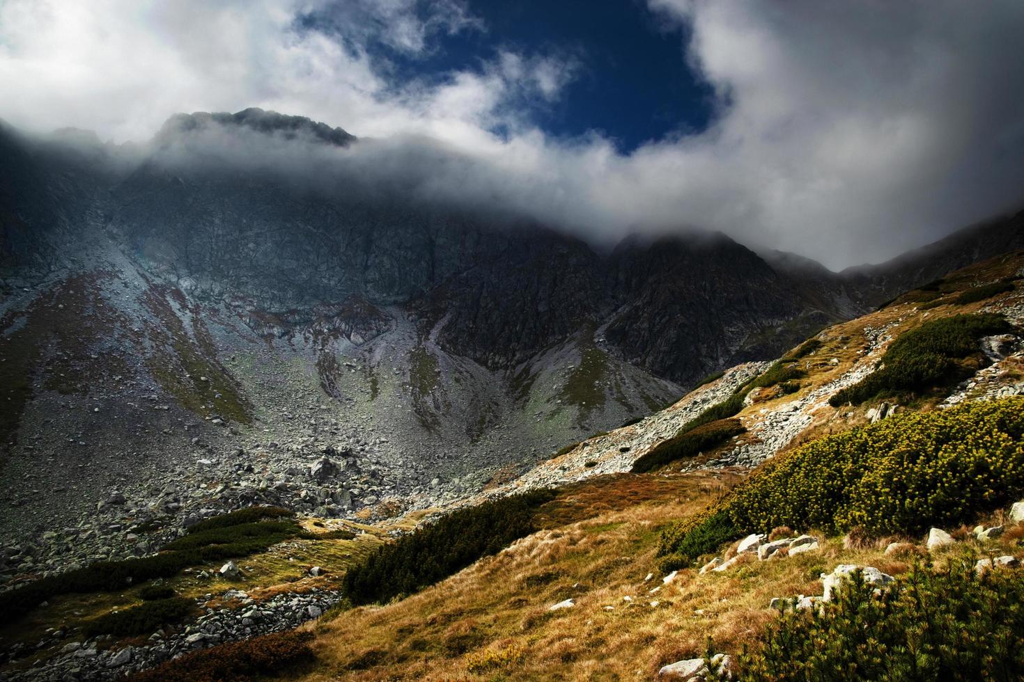 picco roccioso nascosto nella nebbia foto