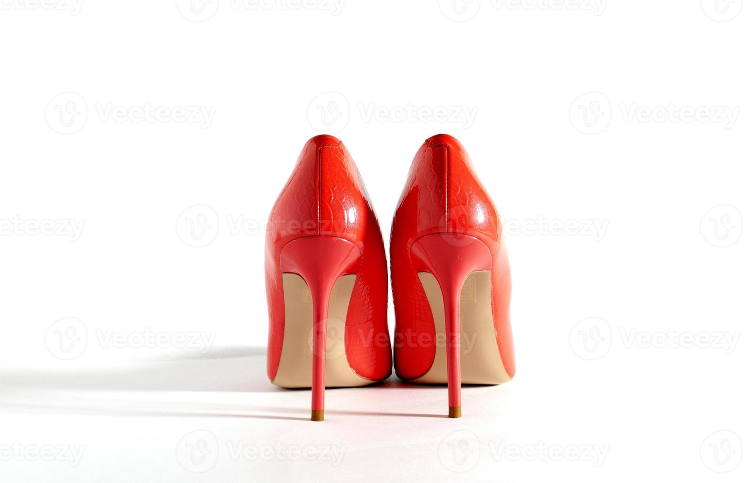 luminosa rosso scarpe su il bianca sfondo. indietro Visualizza immagine. bellissimo alto tacchi scarpe. elemento per design. spazio per testo. foto