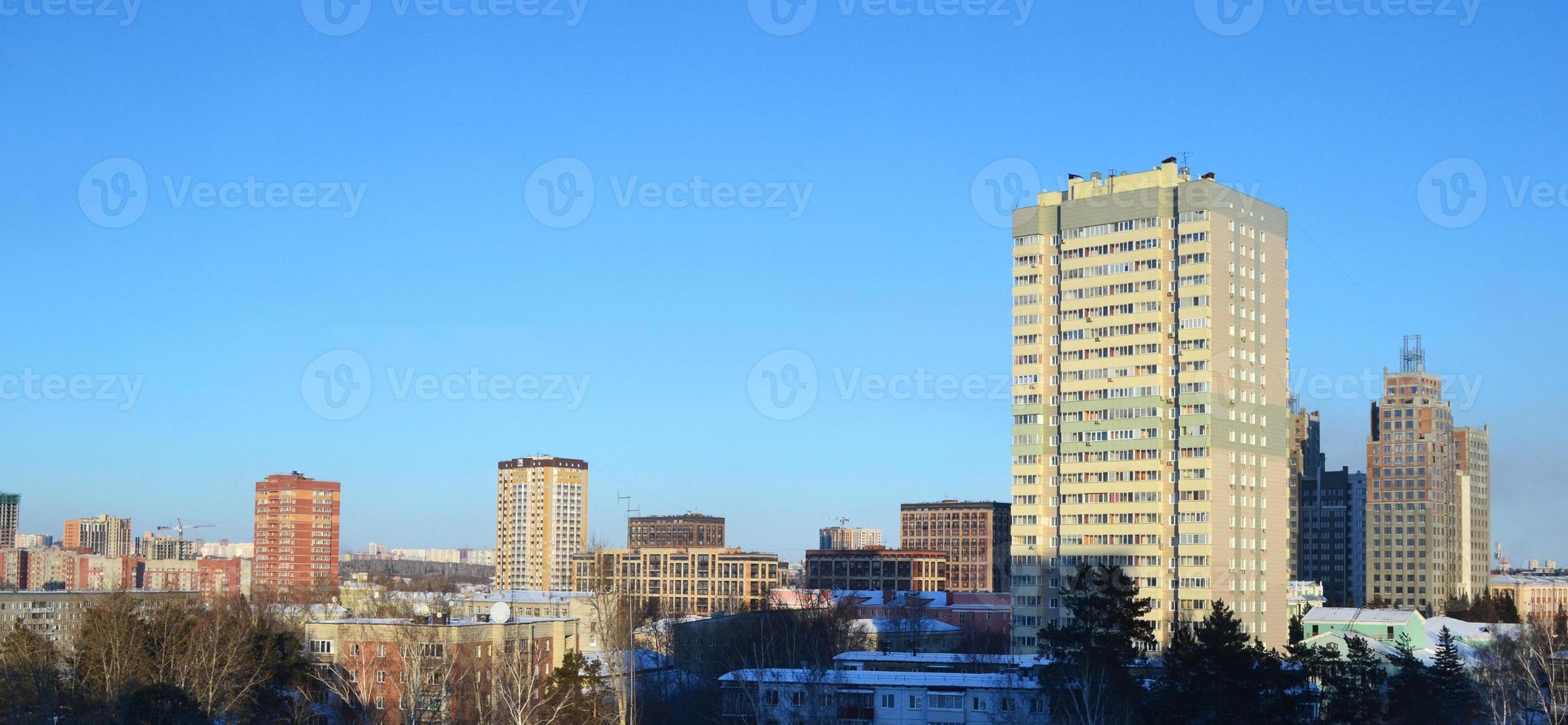 foto di un' megalopoli, un' grande città contro il cielo, grattacieli e edifici sotto costruzione