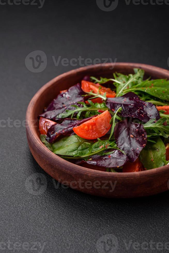 insalata di fresco ciliegia pomodori, rucola, spinaci e giovane barbabietola le foglie foto